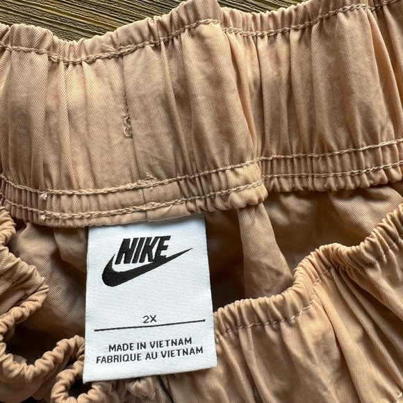 SHORTS NIKE SPORTSWEAR ESSENTIAL WOMEN'S WOVEN HIGH-RISE SHORTS - Picture 11 of 12